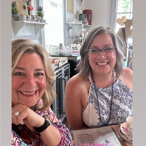 Hi 👋 I’m Tanja! I love Reselling great finds to add to your closet and home 😊 - Picture 9 of 16